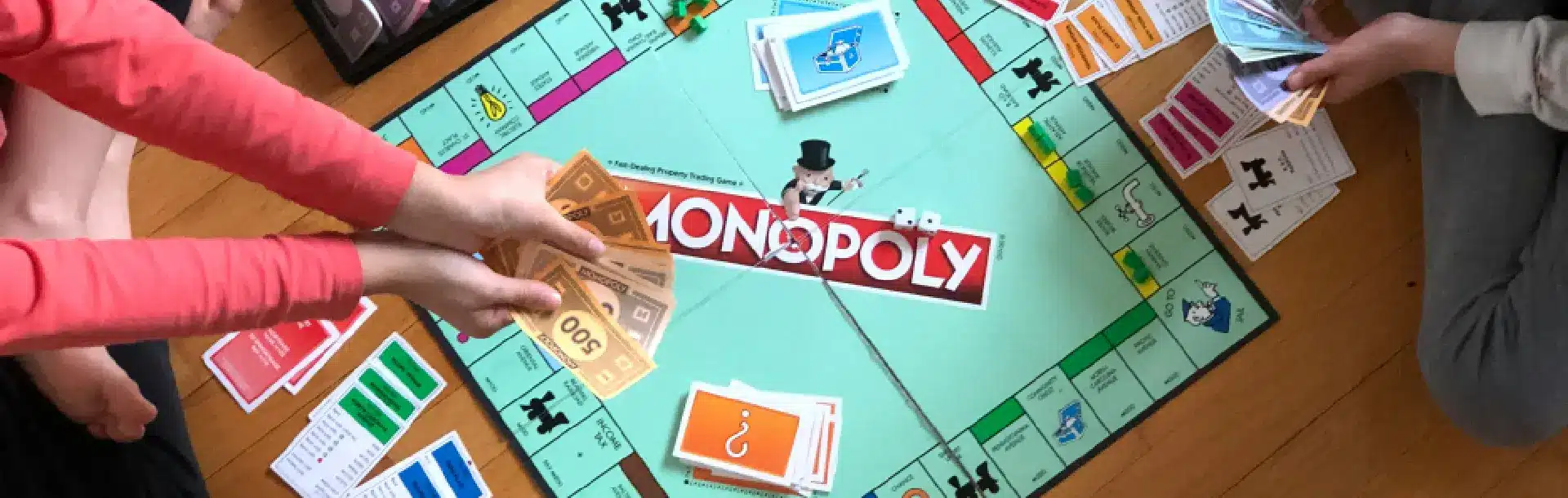 Bannière jeu de société adulte : le jeu de plateau MONOPOLY vue dessus